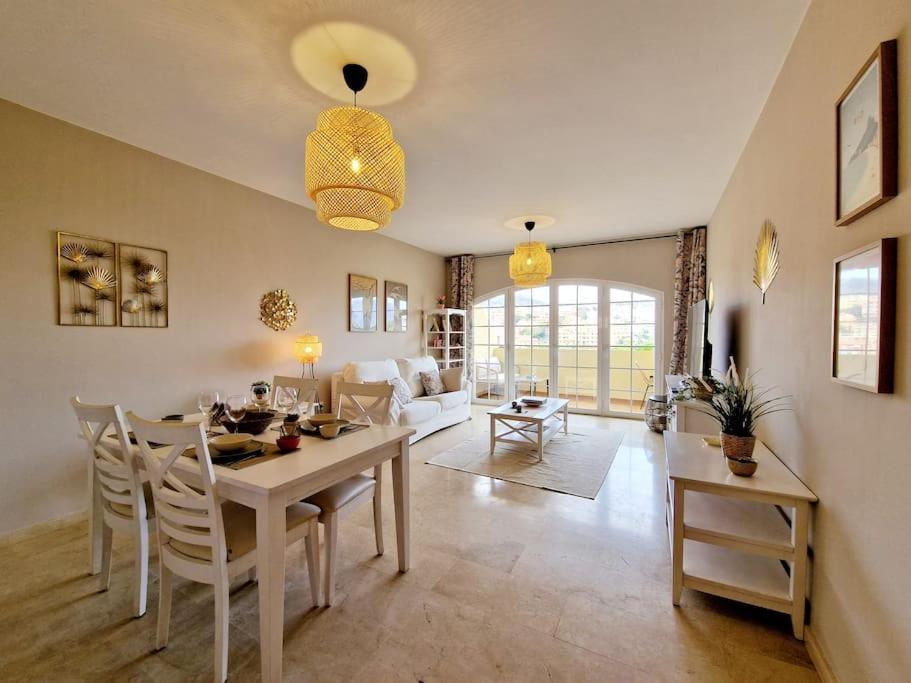 Royal Golf View: 2Br, Pools & Ac Leilighet Sitio de Calahonda Eksteriør bilde