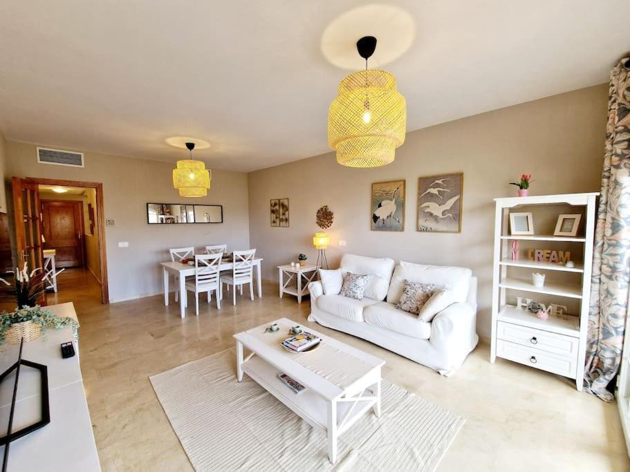 Royal Golf View: 2Br, Pools & Ac Leilighet Sitio de Calahonda Eksteriør bilde