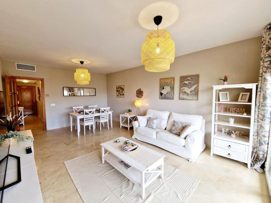 Royal Golf View: 2Br, Pools & Ac Leilighet Sitio de Calahonda Eksteriør bilde